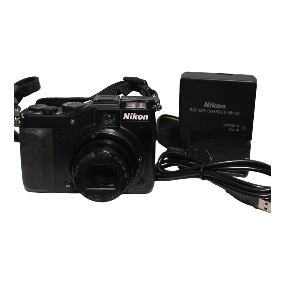 Nikon COOLPIX P7000 10.1MP Digital Camera - Black Charger Cable 16GB SD Card